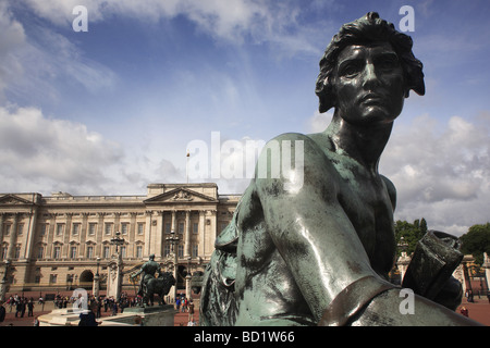 Statua di un merman sul memoriale della Victoria con Buckingham Palace in background Foto Stock