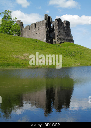 Il castello di Morton sulle rive di Loch Morton in Scozia Foto Stock