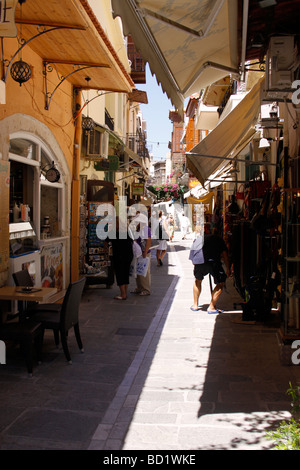 SHOPPING nelle stradine della città di Rethymnon sull'isola greca di creta. Foto Stock