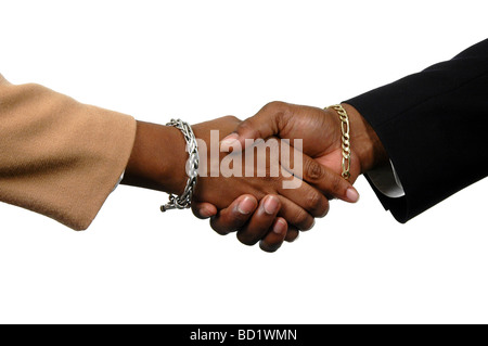 Stretta di mano tra un uomo e una donna isolate su uno sfondo bianco Foto Stock