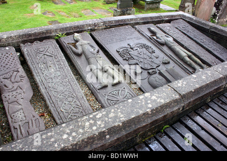 Le pietre Poltalloch - antiche lapidi nel sagrato della chiesa Kilmartin Argyll and Bute, Scozia occidentale Foto Stock