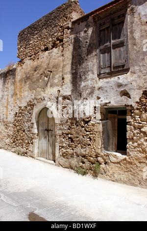 Un edificio abbandonato nelle stradine di Rethymnon sull'isola greca di creta. Foto Stock