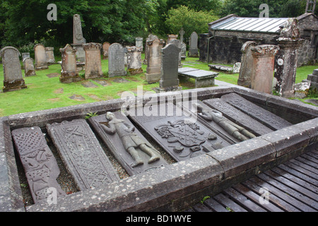 Le pietre Poltalloch - antiche lapidi nel sagrato della chiesa Kilmartin Argyll and Bute, Scozia occidentale Foto Stock