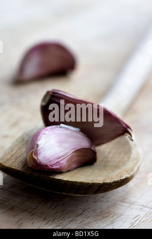 Spicchi di aglio e il cucchiaio di legno Foto Stock