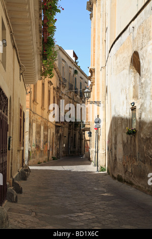 Strada stretta, Lecce, Puglia, Italia. Foto Stock