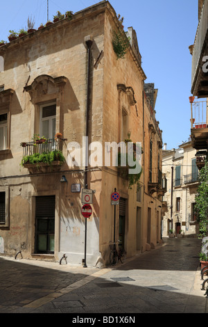 Strada stretta, Lecce, Puglia, Italia. Foto Stock