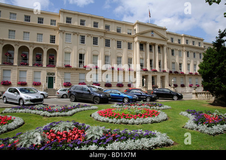 Uffici Comunali Cheltenham Gloucestershire England Regno Unito display floreale delle finestre nei cestini appesi e giardino paesaggistico Foto Stock