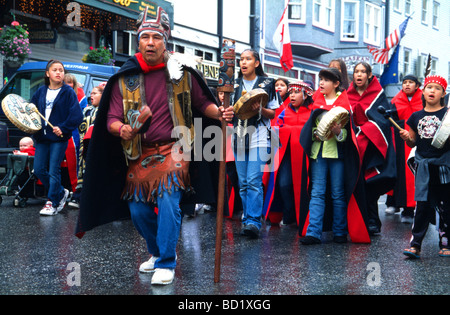 Nativi dell'Alaska sfilano per le strade di Juneau Alaska USA Foto Stock