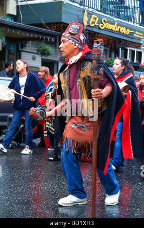 Nativi dell'Alaska sfilano per le strade di Juneau Alaska USA Foto Stock