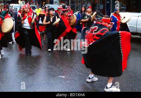 Nativi dell'Alaska sfilano per le strade di Juneau Alaska USA Foto Stock