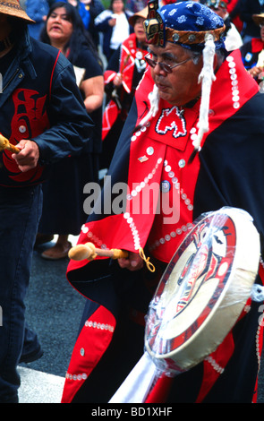 Nativi dell'Alaska sfilano per le strade di Juneau Alaska USA Foto Stock