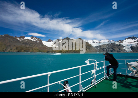 Fotografo prende le immagini da ponti di Akademik Sergey Vavilov nel porto di oro della Georgia del Sud Antartide Foto Stock