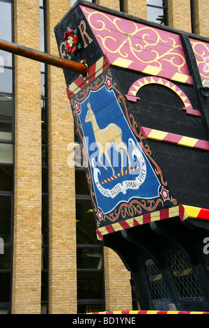 La replica della Golden Hind, Southbank, fiume Thames, London, Regno Unito Foto Stock