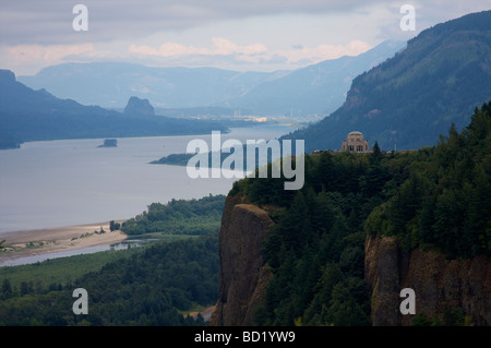 La Vista House si affaccia sul Columbia River Gorge lungo lo storico fiume Columbia autostrada est di Portland Oregon Foto Stock