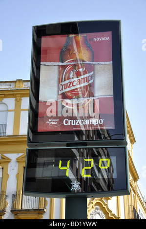 Display advertising che mostra ad alta temperatura, Cordoba, in provincia di Cordoba, Andalusia, Spagna Foto Stock