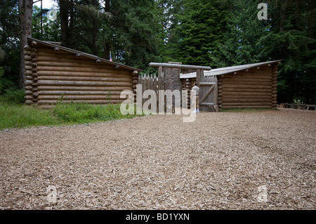 Una ricreazione sorge presso il sito di Fort originale di Clatsop vicino a Astoria, Oregon. Esploratori Lewis e Clark costruito l'originale. Foto Stock