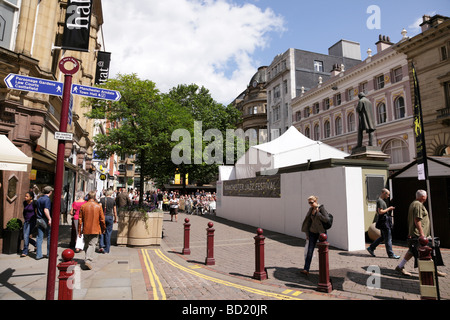 La folla a guardare una banda al Manchester jazz festival di st annes square Manchester Regno Unito Foto Stock