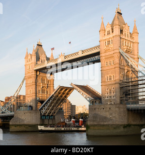 Il Tower Bridge di Londra, Regno Unito, ponte in posizione sollevata per consentire SV Waverly di passare attraverso. Foto Stock