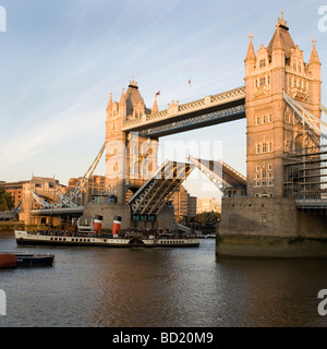 Il Tower Bridge di Londra, Regno Unito, ponti in posizione sollevata per consentire SV Waverly di passare attraverso. Foto Stock