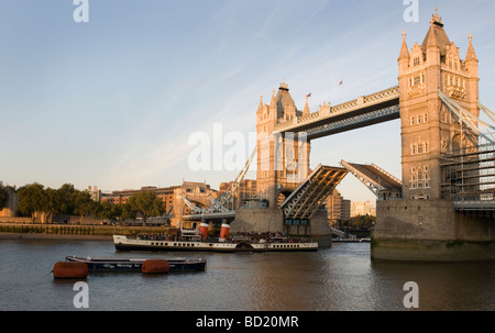 Il Tower Bridge di Londra, Regno Unito, ponti in posizione sollevata per consentire SV Waverly di passare attraverso. Foto Stock