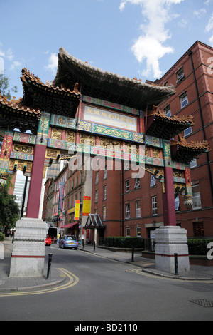 Imperiale cinese arco faulkner street segnando l'ingresso a China town Manchester Regno Unito Foto Stock