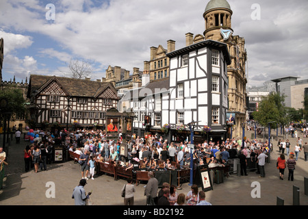 Giardino della birra del vecchio wellington inn shambles square cathedral gates Manchester Regno Unito Foto Stock