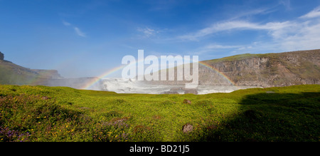 Fotografia panoramica mostra un doppio arcobaleno spanning Gullfoss cascata sul fiume Hvita nel sud-ovest dell'Islanda Foto Stock
