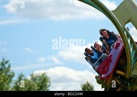 Roller Coaster ride Colosso, Thorpe Park Theme Park, Surrey, Inghilterra, Regno Unito. Pleasure park and ride bella giornata di divertimento. (Close up) Foto Stock