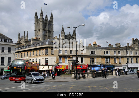 Vista della Abbazia di Bath da Orange Grove Isola di traffico Foto Stock