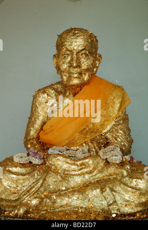Monaco buddista statua ricoperta in foglia oro Foto Stock