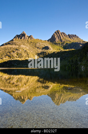 Cradle Mountain riflessa nel lago Colomba Tasmania Australia Foto Stock