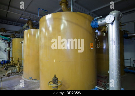 Biodigesters la produzione di biogas da fanghi di depurazione di convertire in energia verde a Daveyhulme impianto di depurazione delle acque reflue, Manchester, Regno Unito. Foto Stock