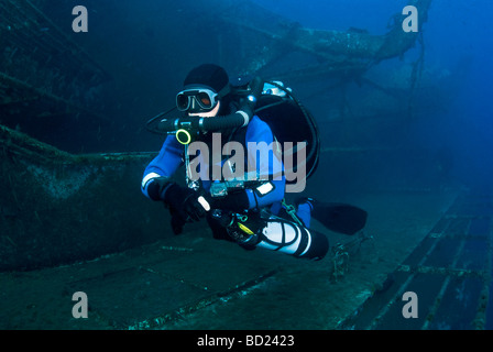 Chris usando un bacio rebreather sul zenobia Foto Stock