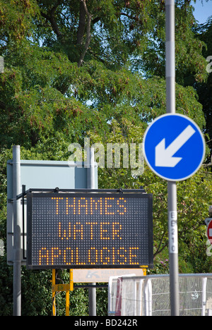 Thames Water scusa visualizzato su un segno elettronico dove la metropolitana riparazioni perturbare il flusso del traffico nella zona sud ovest di Londra Foto Stock