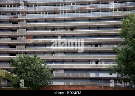 Blocco di appartamenti in Elephant and Castle Londra saliti fino in attesa di demolizione Foto Stock