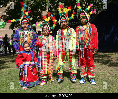 I giovani danzatori vestiti in costumi tradizionali a Carnevale del Pueblo Londra Foto Stock