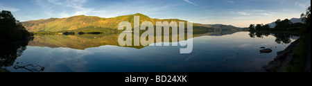 Derwent Water all'alba, immagine panoramica. Foto Stock
