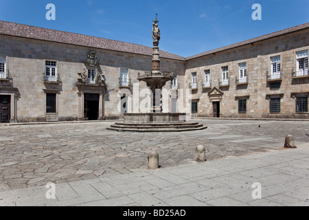 Paço Square e Castelos Fontana a Braga, Portogallo. Si vede anche la facciata della scuola per infermieri del Minho University. Foto Stock