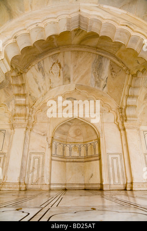 Arco di pietra in pietra e soffitti a volta - scolpito in marmo - in Nagina Masjid (ladies' moschea). Agra Red Fort, Agra. India. Foto Stock