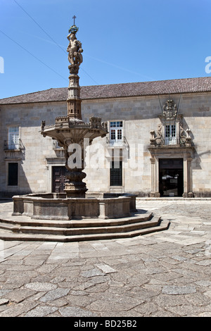 Paço Square e Castelos Fontana a Braga, Portogallo. Si vede anche la facciata della scuola per infermieri del Minho University. Foto Stock