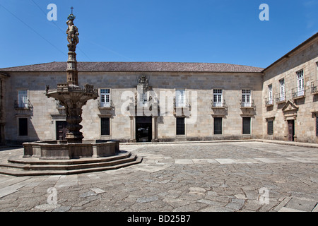 Paço Square e Castelos Fontana a Braga, Portogallo. Si vede anche la facciata della scuola per infermieri del Minho University. Foto Stock