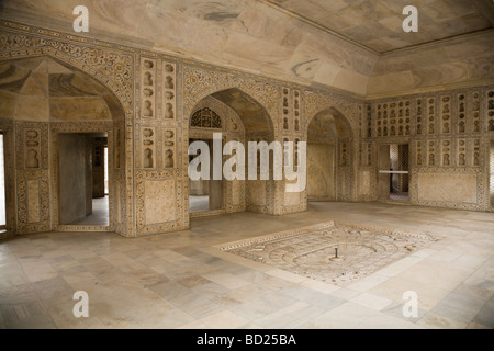 / Musamman Burj Muthamman fontana interna. Le pareti di marmo e colonne decorate con riccamente intagliato con intarsio di pietra. Agra. India Foto Stock