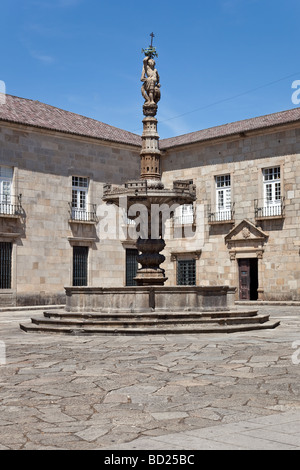 Paço Square e Castelos Fontana a Braga, Portogallo. Si vede anche la facciata della scuola per infermieri del Minho University. Foto Stock