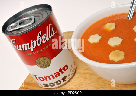 Possibile di Campbell's minestra di pomodoro con oyster cracker in bianco ciotola con cucchiaio. Foto Stock