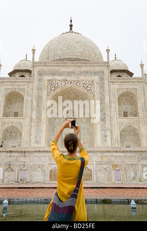 Turista prende una foto del lato ovest del Taj Mahal mausoleo dal fiume-terrazza anteriore (Chameli Farsh) Agra. India Foto Stock