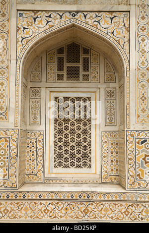 Arcuate e vagliati in pietra scolpita nella finestra di marmo di Itmad-ud-Daulah tomba del mausoleo. Agra. India. Foto Stock