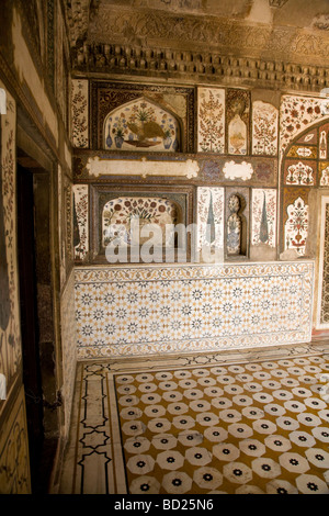 All'interno di una camera o ante-camera di Itmad-ud-Daulah tomba del mausoleo. Agra. India. Foto Stock