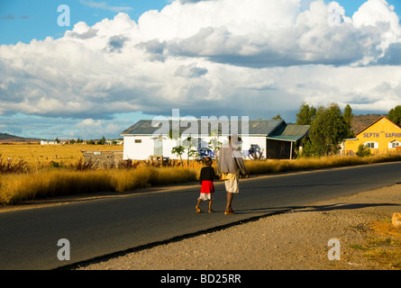 Sapphire miner passeggiate a casa con sua figlia in braccio la città di Ilakaka Madagascar Foto Stock