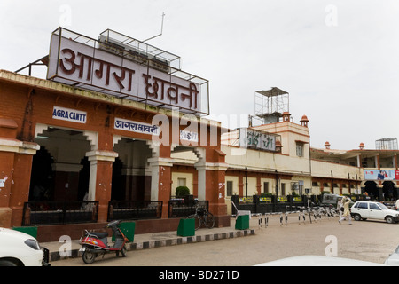 La parte anteriore di Agra Cantt stazione ferroviaria. Agra. India. Foto Stock