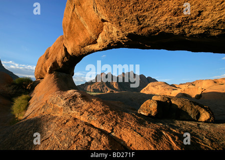 Massiccio arco di granito, Spitzkoppe, Namibia, Sud Africa Foto Stock